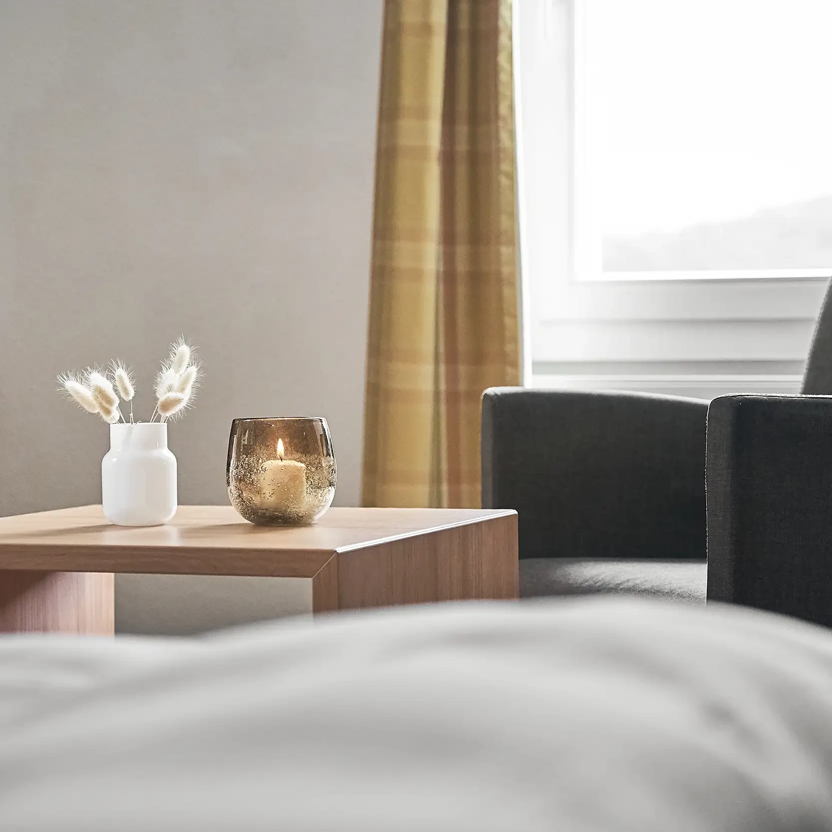 Gemütliches Hotelzimmer bei Imhoff Essen mit Sessel, Beistelltisch und Tageslicht