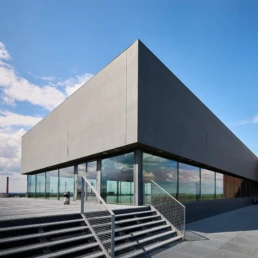 Erich-Brost-Pavillon in Essen mit moderner Glasfassade und Außentreppe