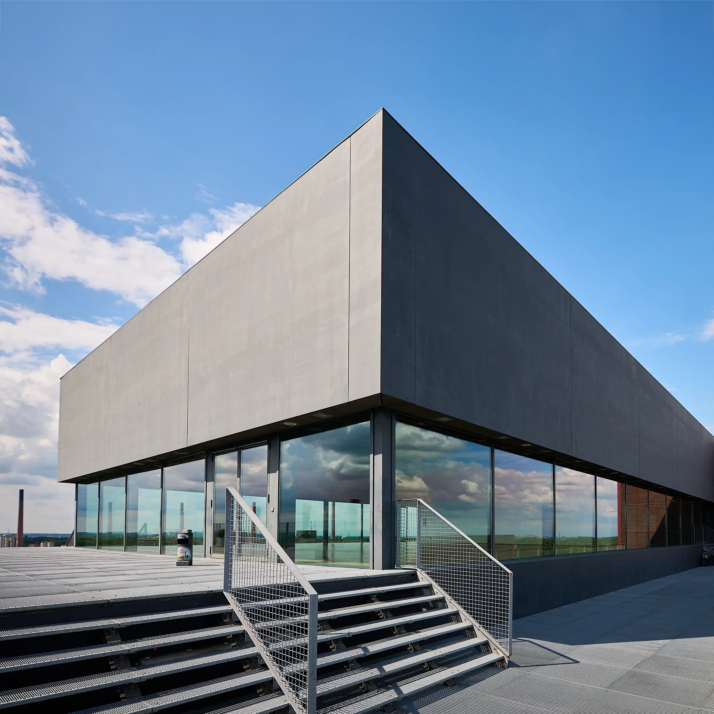 Erich-Brost-Pavillon in Essen mit moderner Glasfassade und Außentreppe