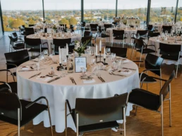 Festlich gedeckter Veranstaltungsraum im Erich-Brost-Pavillon in Essen mit Panoramablick