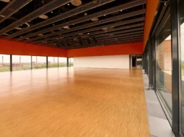 Großzügiger Veranstaltungsraum im Erich-Brost-Pavillon in Essen mit Panoramafenstern und Blick über Zollverein