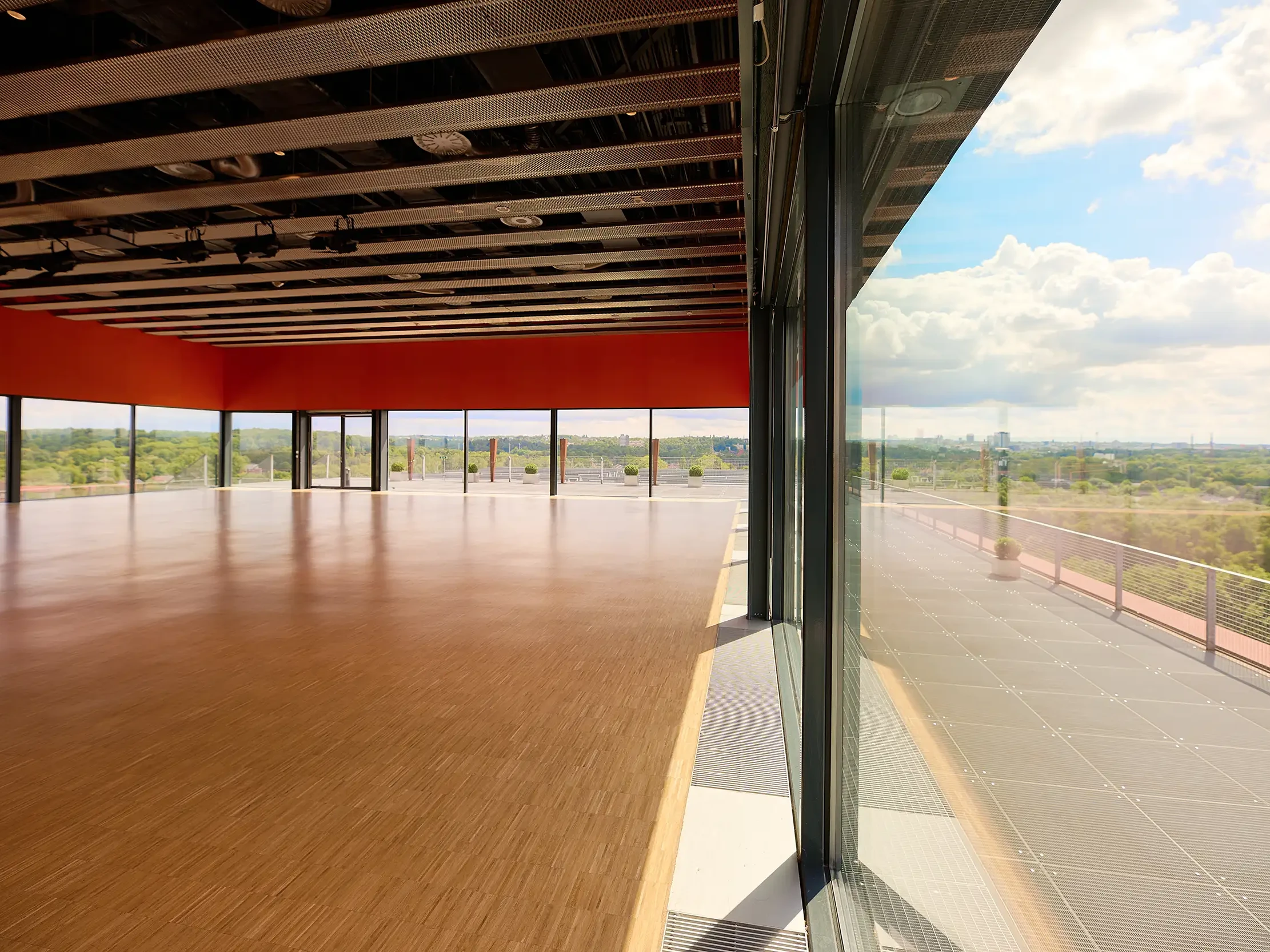 Veranstaltungsraum im Erich-Brost-Pavillon in Essen mit Panoramafenstern, Terrasse und weitem Ausblick
