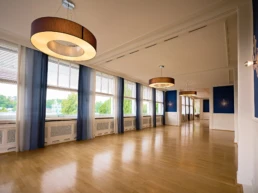 Heller Veranstaltungsraum im Parkhaus Hügel in Essen mit großen Fenstern und Blick ins Grüne