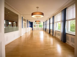 eller Veranstaltungsraum im Parkhaus Hügel in Essen mit großer Fensterfront und Parkettboden