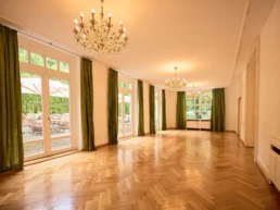 Eleganter Veranstaltungsraum im Parkhaus Hügel in Essen mit Parkettboden, Kronleuchtern und Zugang zur Terrasse