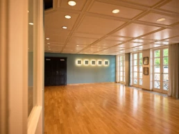 Heller Veranstaltungsraum im Parkhaus Hügel in Essen mit Parkettboden und Zugang zur Terrasse
