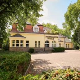 Außenansicht des Stadtgarten Steele in Essen mit historischem Gebäude und Grünanlage