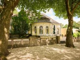 Außenansicht des Stadtgarten Steele in Essen mit historischer Fassade und altem Baumbestand