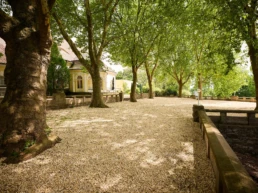 Großzügiger Außenbereich des Stadtgarten Steele in Essen mit altem Baumbestand