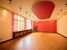 Moderner Veranstaltungsraum im Stadtgarten Steele in Essen mit Parkettboden und roten Akzenten