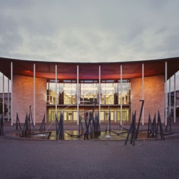 Außenansicht der Stadthalle Mülheim an der Ruhr mit Glasfassade und Vorplatz
