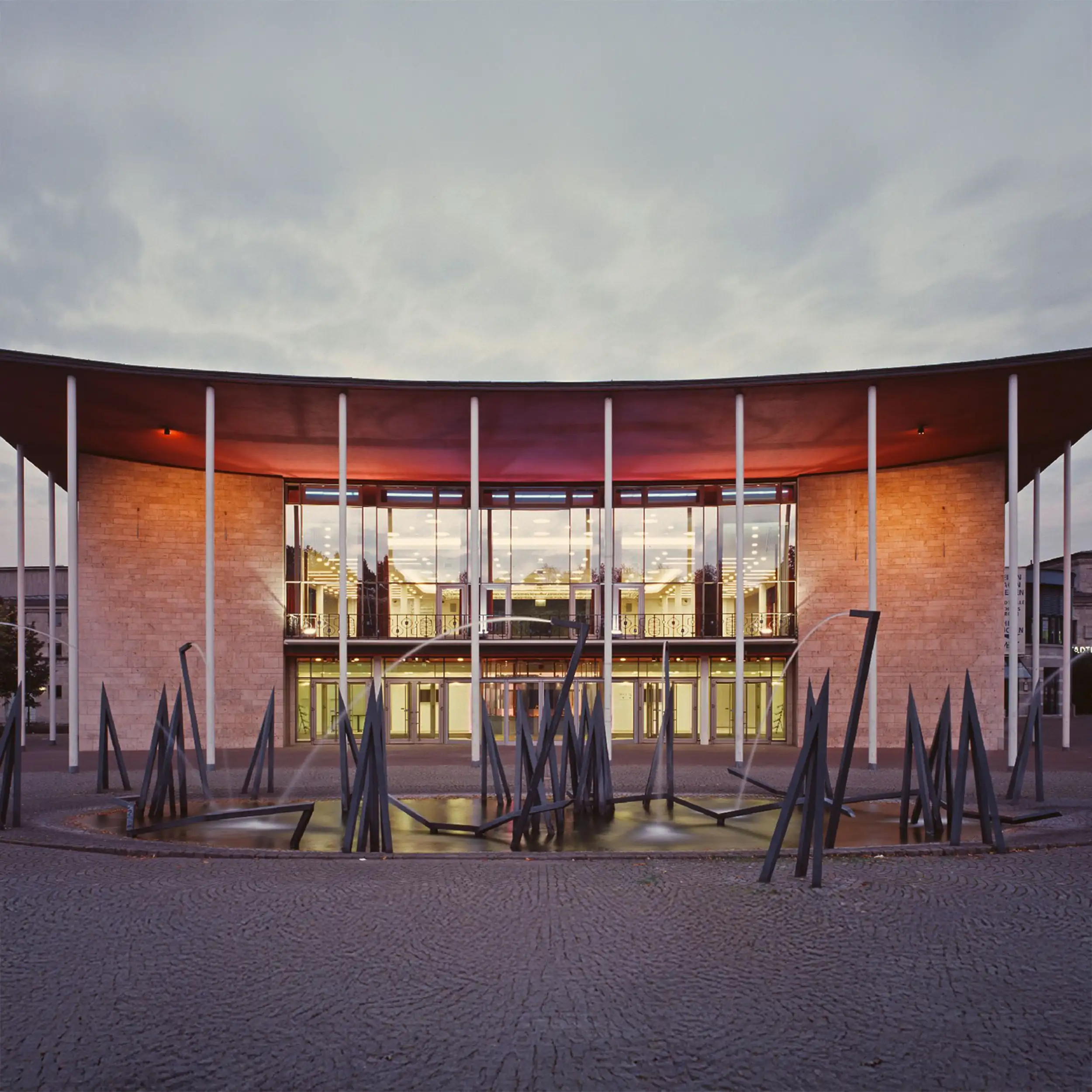 Außenansicht der Stadthalle Mülheim an der Ruhr mit Glasfassade und Vorplatz