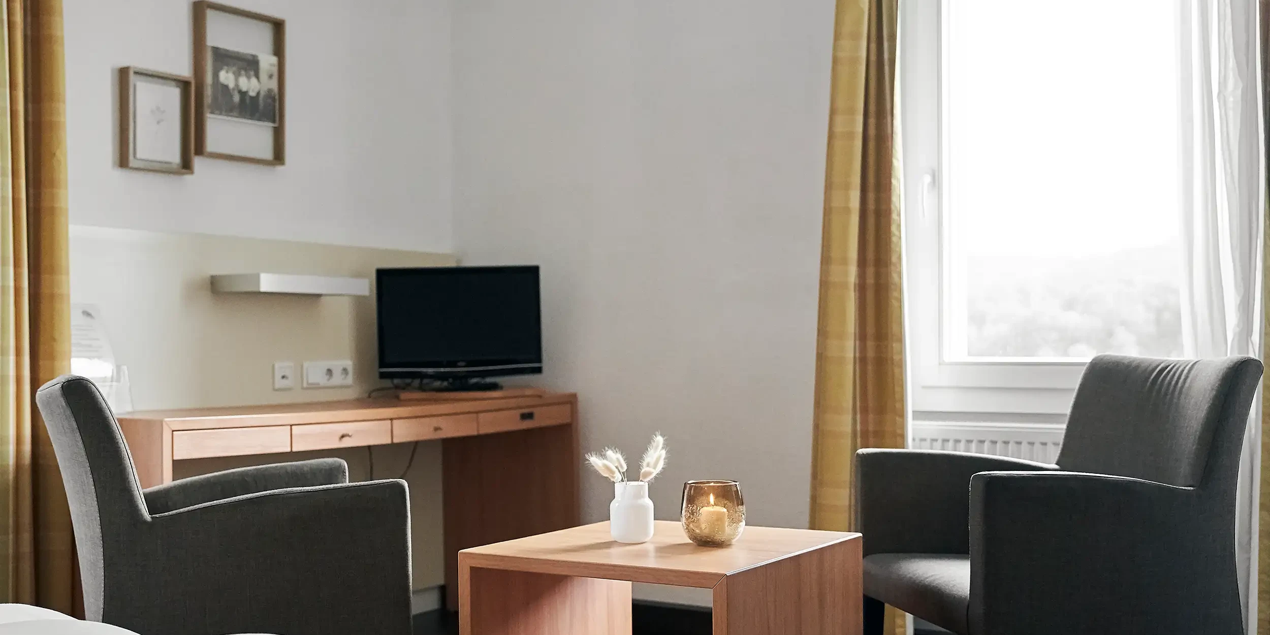 Hotelzimmer bei Imhoff Essen mit Sitzecke, Schreibtisch und Fernseher