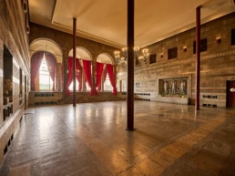 Caruso in der Stadthalle Mülheim mit historischem Saal, roten Vorhängen und Kronleuchtern