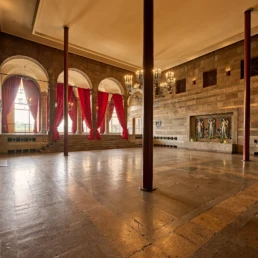 Caruso in der Stadthalle M&uuml;lheim mit historischem Saal, roten Vorh&auml;ngen und Kronleuchtern