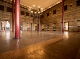 Historischer Saal im Caruso der Stadthalle Mülheim mit roten Säulen und Kronleuchter