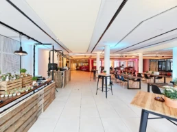 Eventbereich in der Stadthalle Mülheim mit Catering und Sitzplätzen