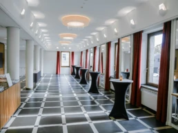 Moderner Empfangs- und Veranstaltungsbereich in der Stadthalle Mülheim mit Stehtischen und Bar