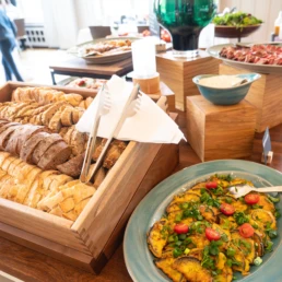 Vielf&auml;ltiges Buffet mit Brotauswahl, warmen Speisen, Salaten und Aufschnitt
