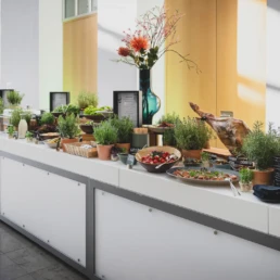 Catering-Buffet mit Salaten, Kr&auml;utern und verschiedenen herzhaften Speisen