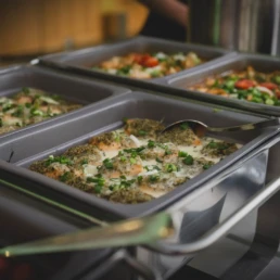 Warmbuffet von Imhoff Essen mit verschiedenen Speisen und frischen Kr&auml;utern