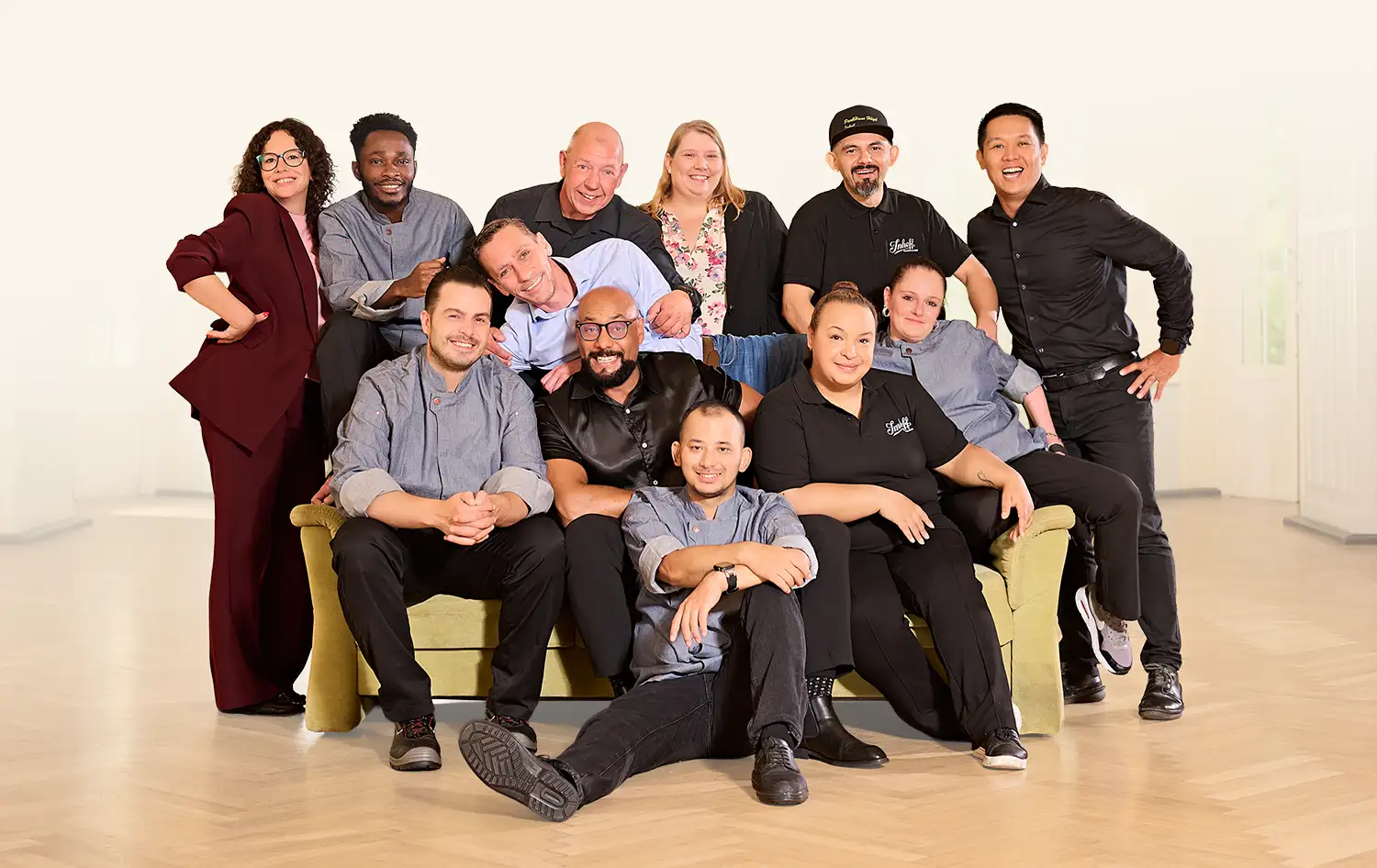 Team von Imhoff Essen bei einem gemeinsamen Gruppenfoto in moderner Location